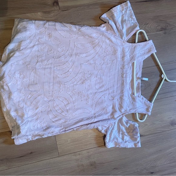 Tops - Beautiful light pink top. Size large.